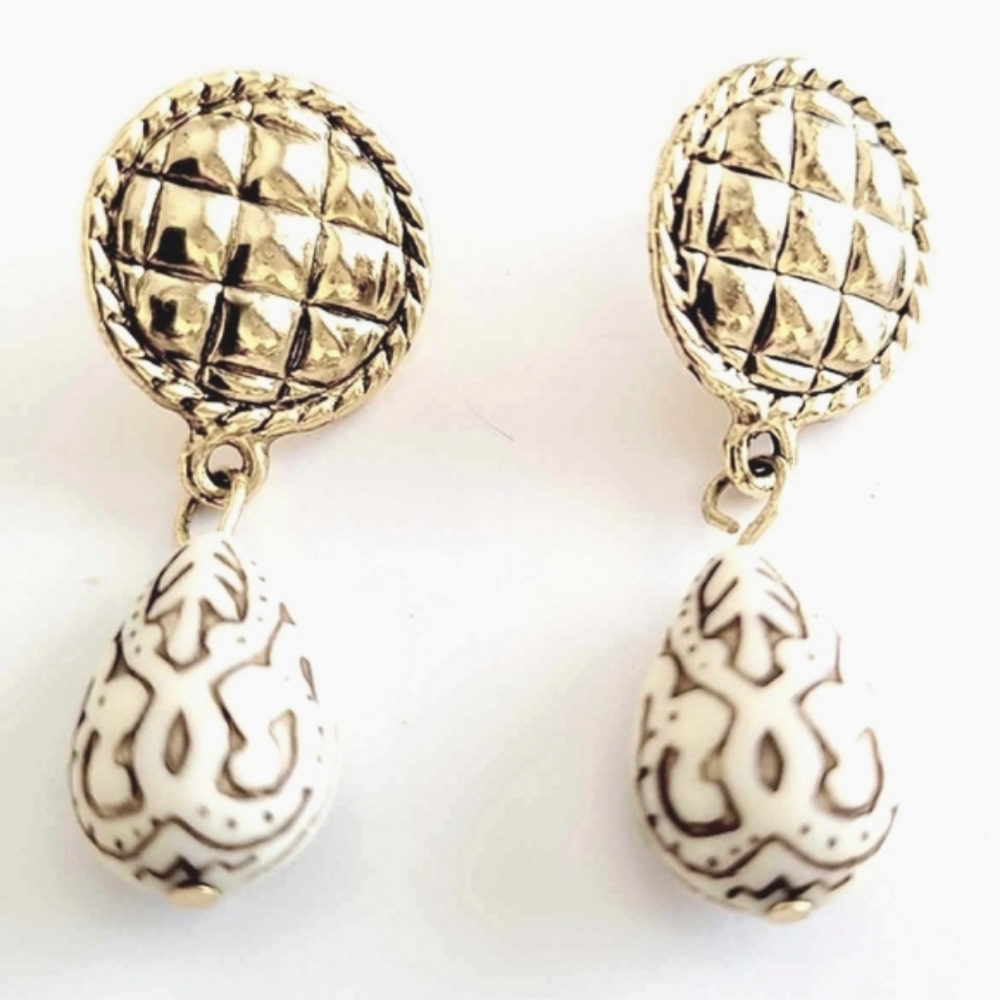 Vintage Gold-Plated Stone Beige Tear Pendant Drop-down Fashion Earrings